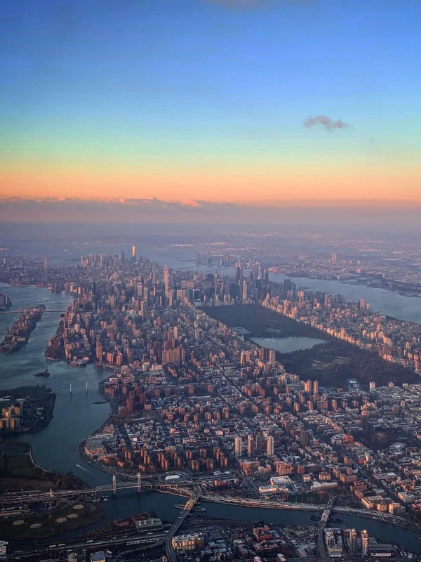 Cimply™ | Helicopter view of the Manhattan Island from 5000 feet in the air.  